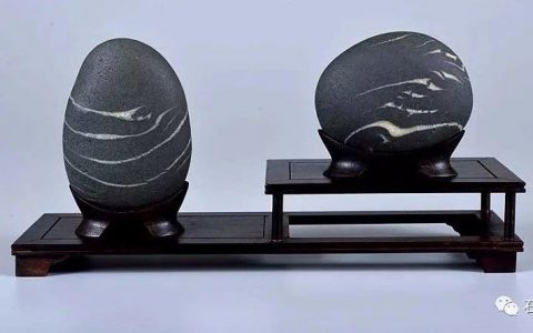 南田石：一石一诗呈雅境，黑白分明意趣生