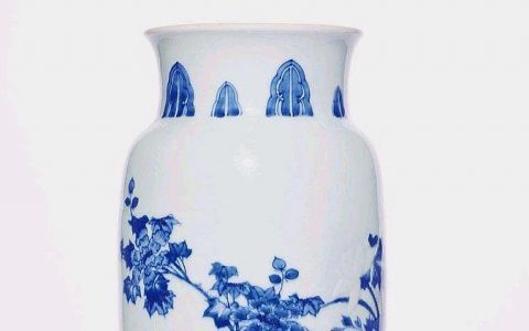 【拍坛过眼】明末青花奇石博古图筒瓶
