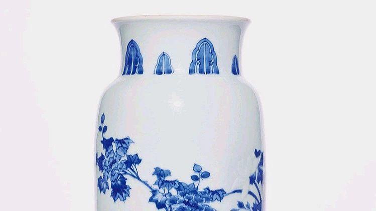【拍坛过眼】明末青花奇石博古图筒瓶