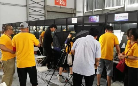 画面石大展布展临近尾声 小黄人发威力求呈现完美