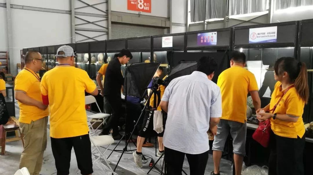 画面石大展布展临近尾声 小黄人发威力求呈现完美