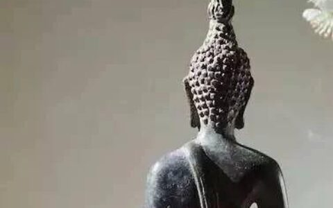 静坐常思己过，闲谈莫论人非。
